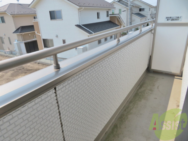 バルコニー　広めのバルコニーですね。沢山の洗濯物が干せそう。