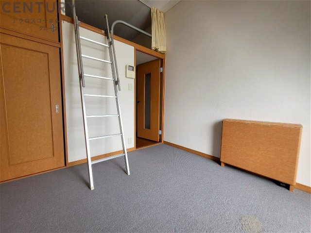 居室・リビング　ロフト付きの6帖の洋室です♪