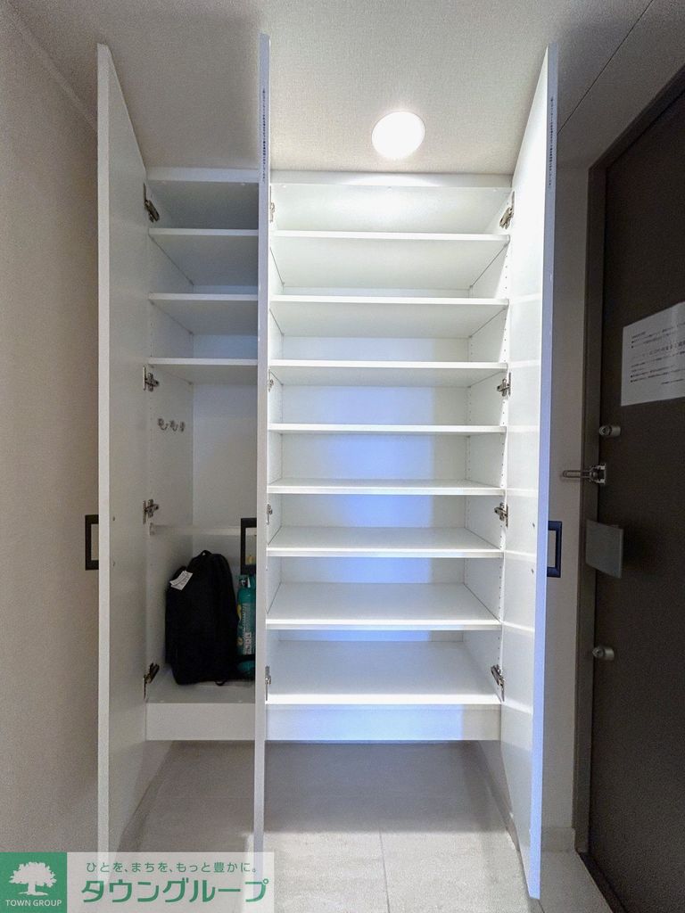 玄関　シューズボックス：消火器・避難袋（クリーニング前）