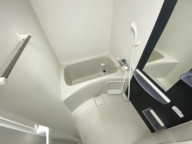 バス・シャワールーム　落ち着いた空間のお風呂です