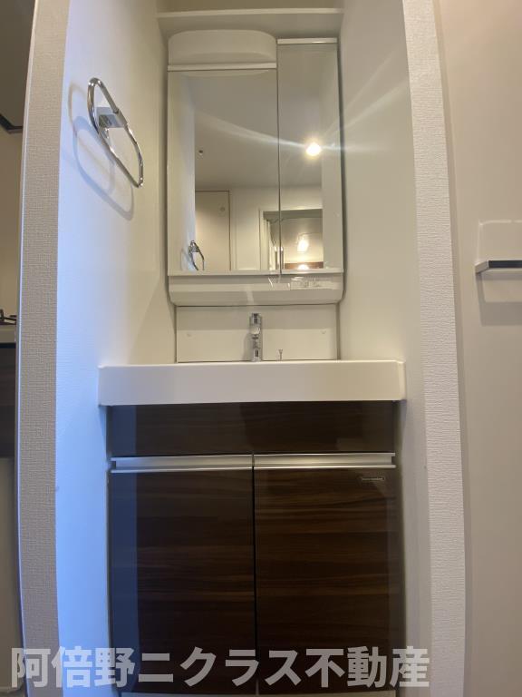 洗面設備　内装は別部屋の参考写真です。