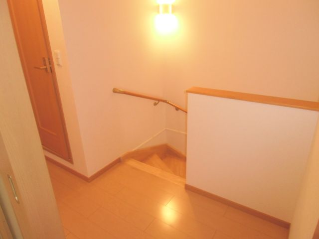 その他設備　玄関を入ると階段です。