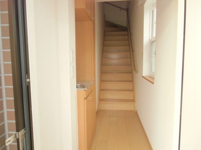 玄関　大きな下駄箱つきの玄関です。