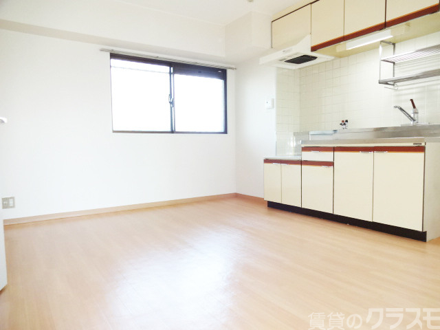 居室・リビング　室内は２面採光の明るいお部屋です☆