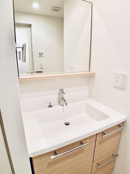 洗面設備　ゆったりとスペースのある洗面所