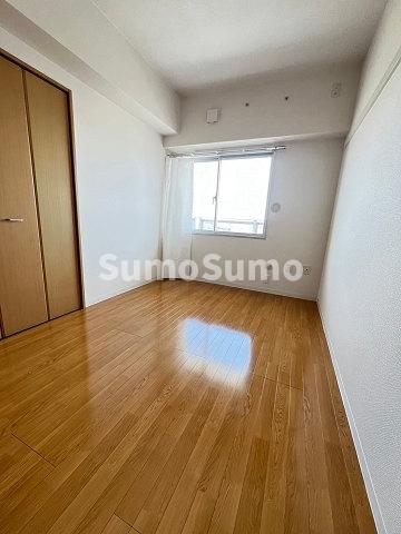 その他部屋・スペース　落ち着いた色調の寝室です