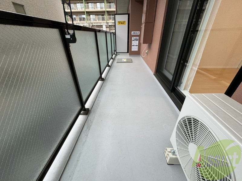 バルコニー　バルコニーです。洗濯物を干すもよし、一息つくもよしですね。