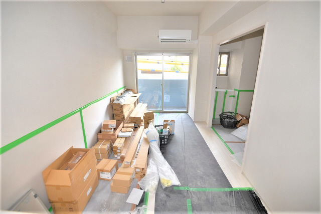 居室・リビング　写真は工事中のものです。現在は完成しています。