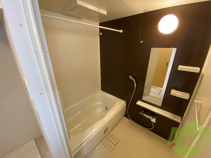 バス・シャワールーム　浴室は広めなのでゆったり落ち着けそうですね。