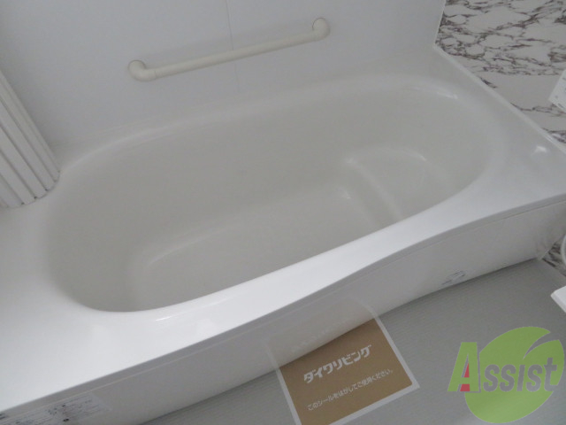 バス・シャワールーム　バスルームは狭すぎず、シャワーも浴びやすそうです。