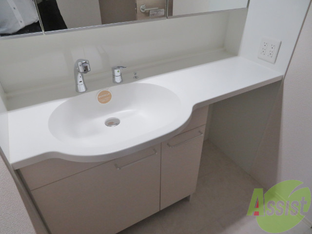 洗面設備　洗面台は独立していて、朝の準備も捗りそうです。