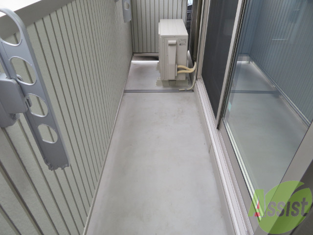 バルコニー　バルコニーは洗濯物がはかどりそうな広さがありますよ。