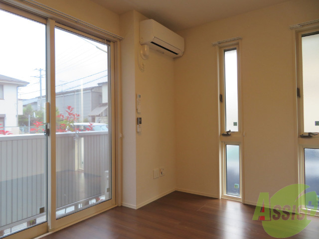 居室・リビング　リビングは、広々していて陽当たりもよさそうですね。