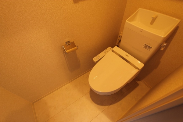 トイレ　温水シャワー付きトイレです