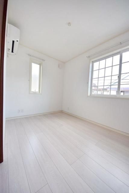 その他部屋・スペース　洋室にもエアコンついています