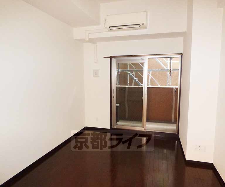 居室・リビング　落ち着いた雰囲気のお部屋です