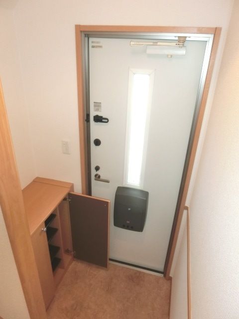 玄関　カードキー対応、シューズボックス付き玄関です