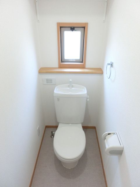 トイレ　トイレには窓が付いてます