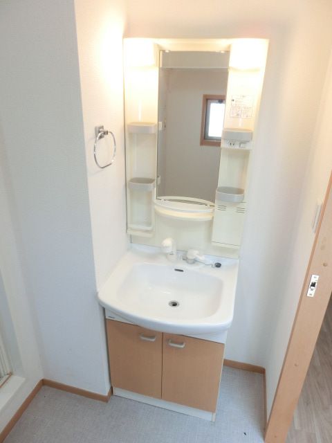 洗面設備　朝の身支度に便利な洗髪洗面化粧台です