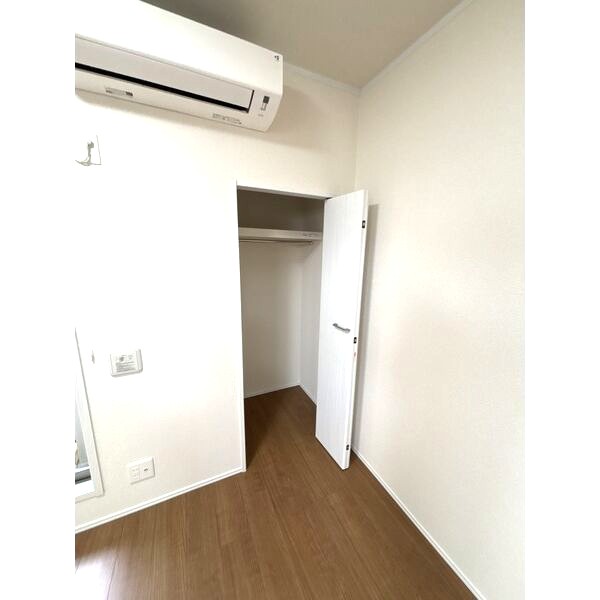 収納　エアコンの近くに室内物干しがついています。