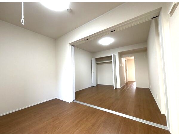 居室・リビング　クローゼットは2か所にあります。