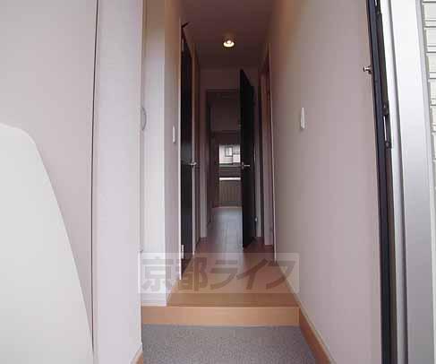 玄関　白とこげ茶のコントラストが、シックでオシャレ。