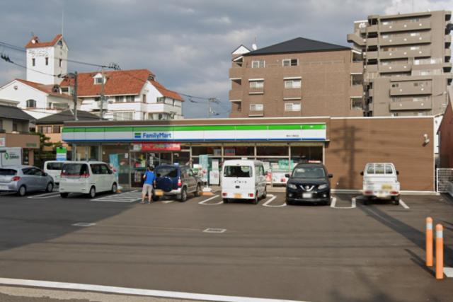 コンビニ　ファミリーマート高松三条町店（コンビニ）まで142m
