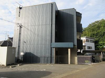 建物外観　鉄骨造３階建のマンションタイプ
