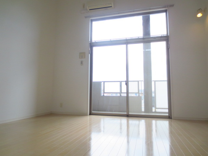 居室・リビング　※他の部屋の写真です。