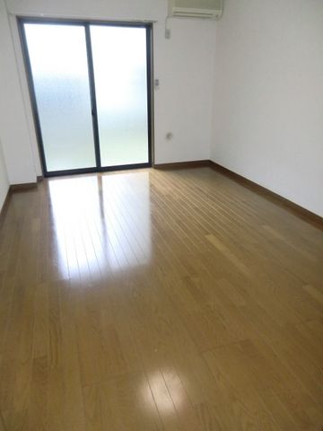 居室・リビング　明るい広々とした居室です