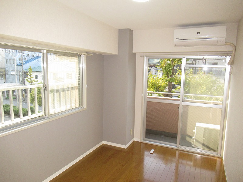 居室・リビング　バルコニーに面した明るい洋室は、寝室や子ども部屋、書斎など多