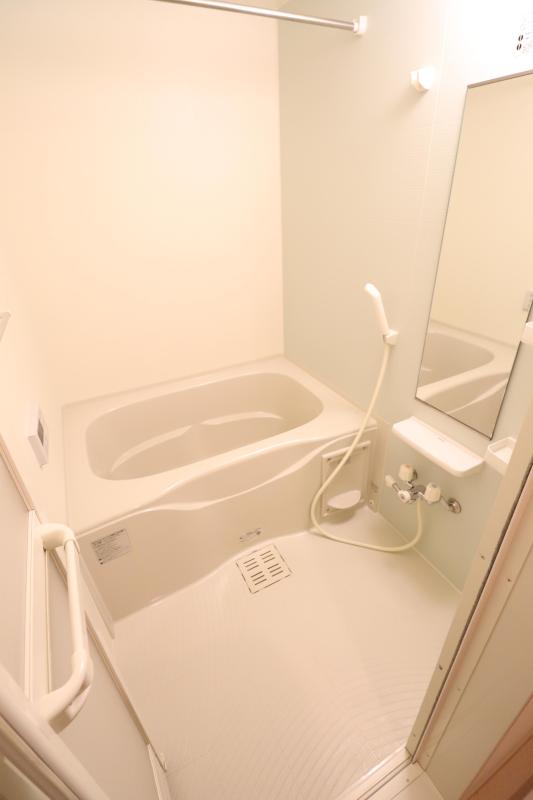 バス・シャワールーム　1　追い焚き機能、浴室乾燥機付きバス