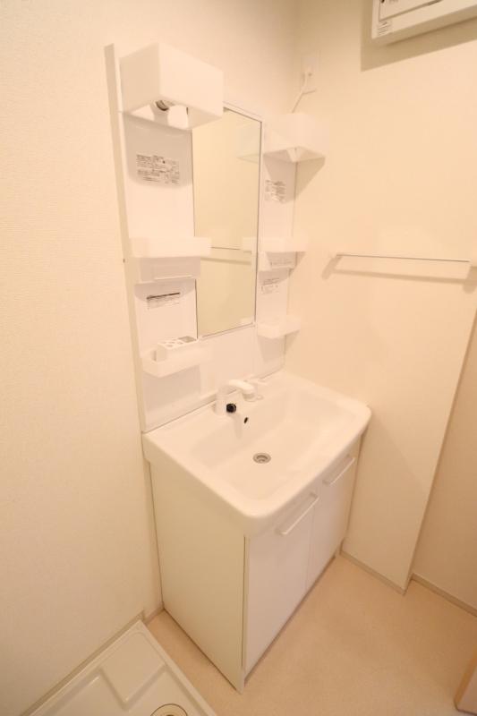 洗面設備　1　シャワー洗面台付き