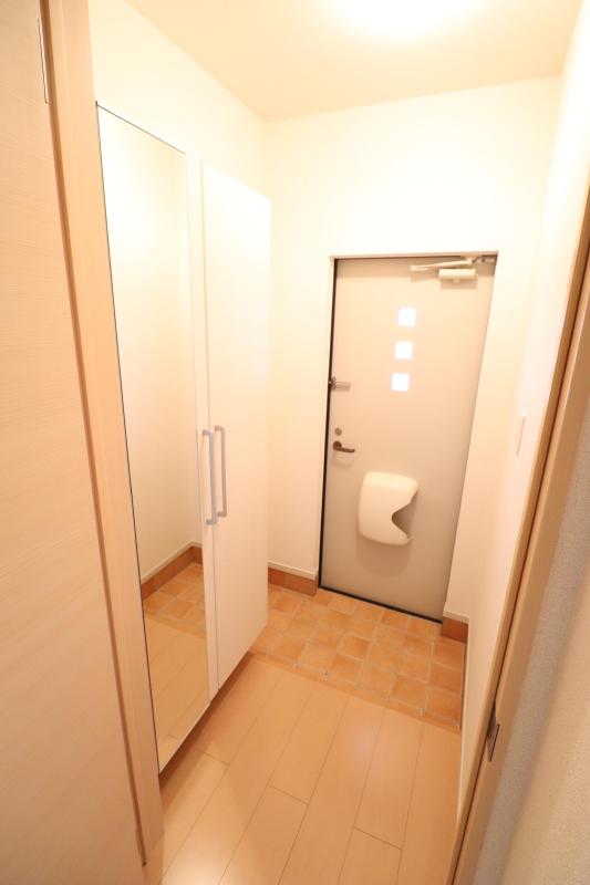 玄関　姿見付きシューズボックスがあります。