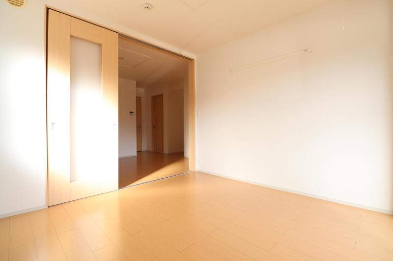 居室・リビング　1　南側　洋室6.1帖は２面採光で明るいお部屋です。