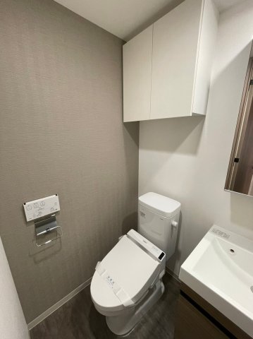 トイレ　温水洗浄便座です。