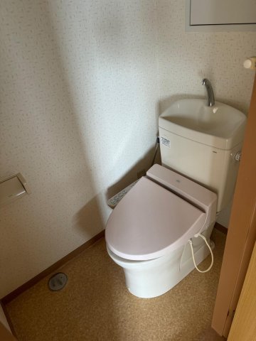 トイレ　温水ウォシュレット付き