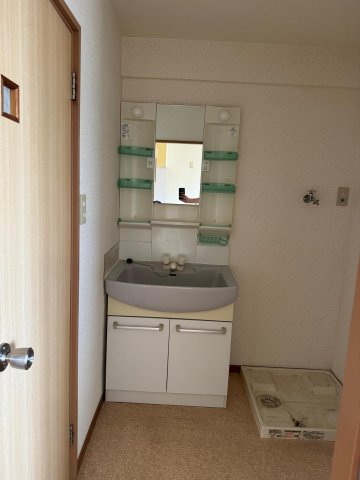 洗面設備　独立洗面台、洗濯機置き場