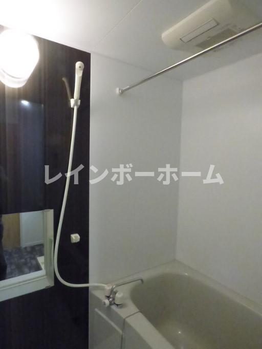 バス・シャワールーム　コンパクトで使いやすいお風呂です