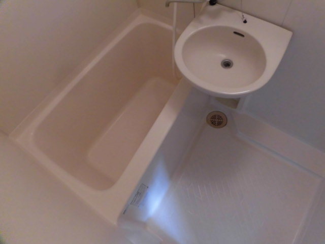 バス・シャワールーム　バストイレ別なので湯船に浸かって体を癒して下さい