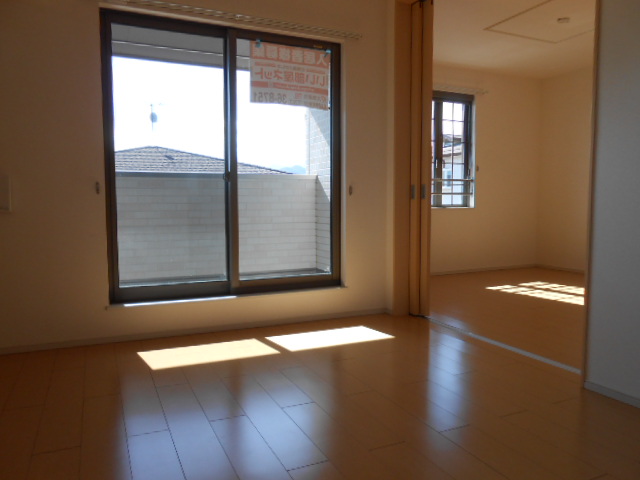 居室・リビング　南面リビング（エアコン完備）・南面寝室（６．２畳）