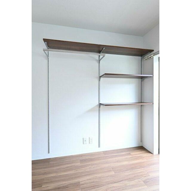 収納　ハンガーパイプ・可動棚