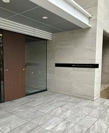 エントランス　落ち着いたエントランスです