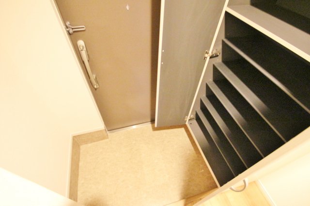 玄関　※別号室の参考写真です。