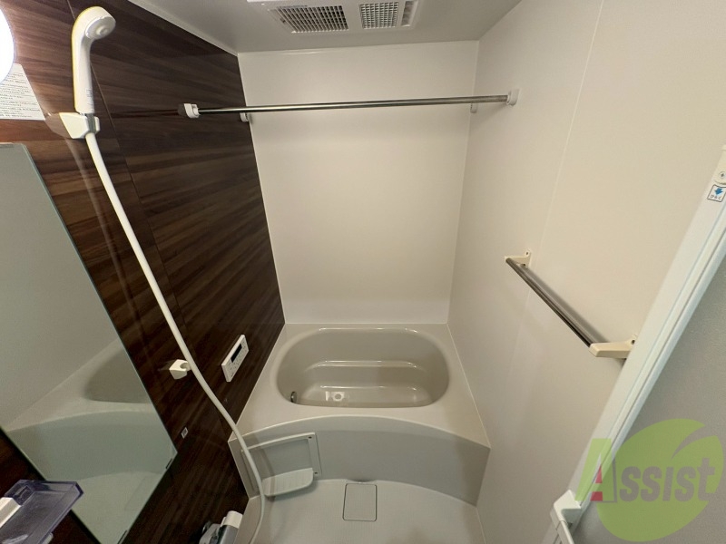 バス・シャワールーム　浴槽が広いので日々の疲れも癒されますね。