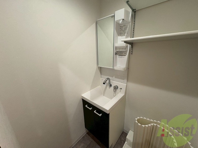 洗面設備　独立洗面台が付いてるので日々の身支度もできますね。