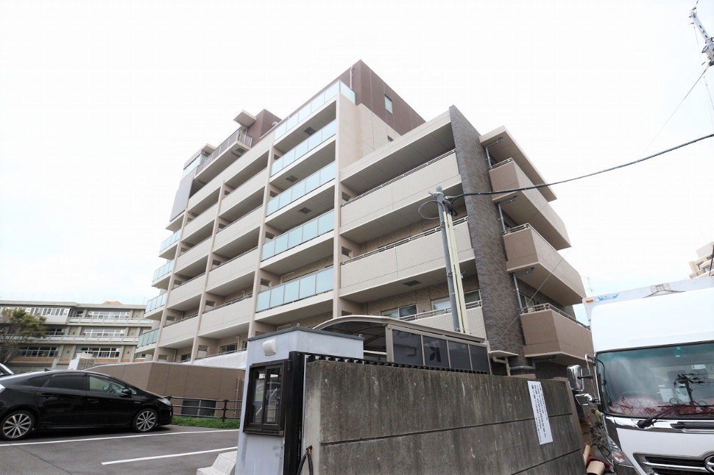 建物外観　買い物施設など周辺環境が充実しています。