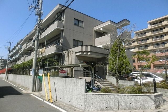 建物外観　鉄筋コン造3階建てマンションです
