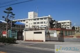 中学校　摂津市立第三中学校（中学校）まで289m