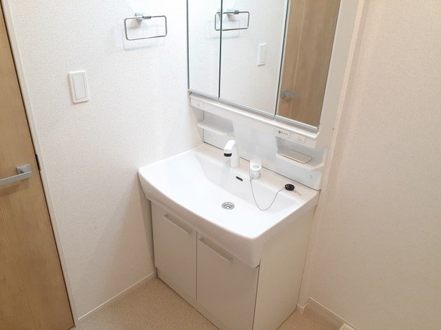 洗面設備　明るい洗面所です
